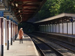 Wanita Ini Dipuji Gegara Tak Beri Kursi ke Nenek 60 Tahun, Kok Bisa?