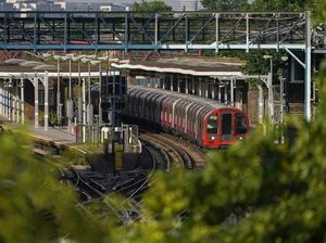Gelombang Panas Hantam Inggris, Rel Kereta Terancam Bengkok