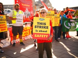 Buruh Pelabuhan Peti Kemas di Inggris Mogok Kerja, Transaksi Rp 69 T Tertunda