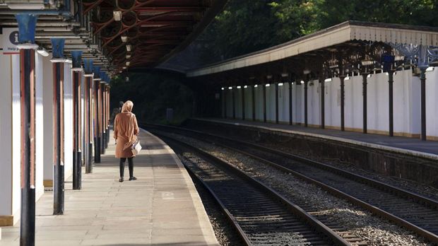Pemogokan Nasional Kereta Api di London A passenger waits at Great Malvern train station as members of the Rail, Maritime and Transport union begin their nationwide strike, in Worcester, England, Tuesday June 21, 2022. Tens of thousands of railway workers walked off the job in Britain on Tuesday, bringing services grinding to a halt in the country’s biggest transit strike in three decades. (David Davies/PA via AP)