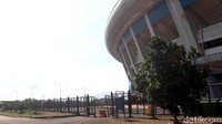 Diketahui, pemasangan garis polisi itu dilakukan usai insiden tewasnya dua bobotoh di stadion tersebut pada Jumat (17/6) lalu.