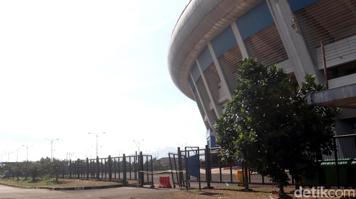 Gerbang pintu masuk Stadion Gelora Bandung Lautan Api (GBLA) Bandung dipasang garis polisi. Hal itu dilakukan usai dua orang bobotoh tewas di stadion tersebut.