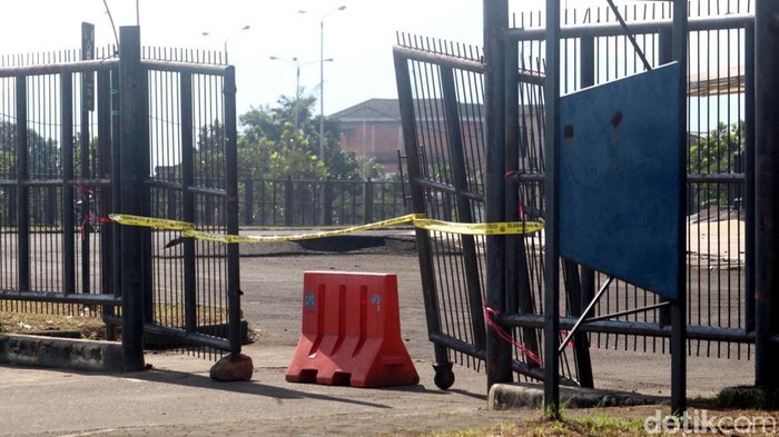 Gerbang pintu masuk Stadion Gelora Bandung Lautan Api (GBLA) Bandung dipasang garis polisi. Hal itu dilakukan usai dua orang bobotoh tewas di stadion tersebut.