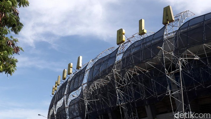 Gerbang pintu masuk Stadion Gelora Bandung Lautan Api (GBLA) Bandung dipasang garis polisi. Hal itu dilakukan usai dua orang bobotoh tewas di stadion tersebut.