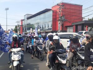 800 Polisi Solo Kawal Konvoi Panser Biru hingga Masuk Stadion Manahan 800 Polisi Solo Kawal Konvoi Panser Biru hingga Masuk Stadion Manahan