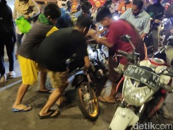 Top! Belasan Remaja Porong Sukarela Bantu Pemotor yang Jatuh Gegara Laron