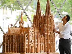 Pengungsi Suriah Bikin Miniatur Gereja Cologne, Mirip Banget Aslinya Pengungsi Suriah Bikin Miniatur Gereja Cologne, Mirip Banget Aslinya