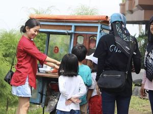 Penuh Sensasi, Aksi Pedangdut Tiara Marlen Jualan Bakso Gerobak