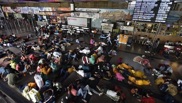 Potret Warga India Terdampar di Stasiun Imbas Gelombang Demonstrasi