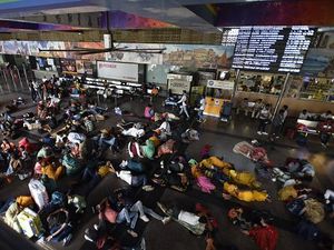 Potret Warga India Terdampar di Stasiun Imbas Gelombang Demonstrasi