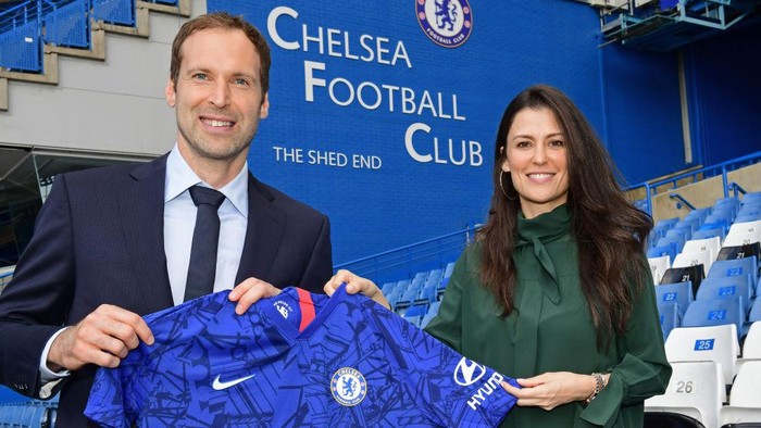 LONDON, ENGLAND - JUNE 20:  Petr Cech poses with Chelsea Director Marina Granovskaia as he becomes the Technical and Performance Advisor of Chelsea Football Club at Stamford Bridge on 20th June, 2019 in London, England. (Photo by Clive Howes/Chelsea FC via Getty Images)