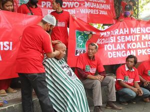 Dukung Koalisi PKB-Gerindra, Kader PKB Merah Sujud Syukur-Cukur Gundul