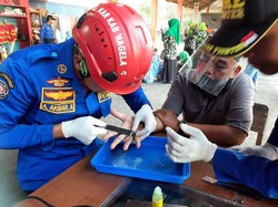 Sulit Lepaskan Akik, Warga Datangi Markas Damkar Magelang