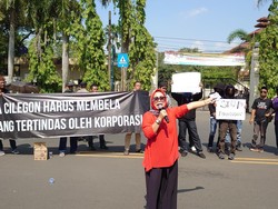 Korban Pemagaran Kawasan Industri-Investasi Krakatau Steel Demo Walkot