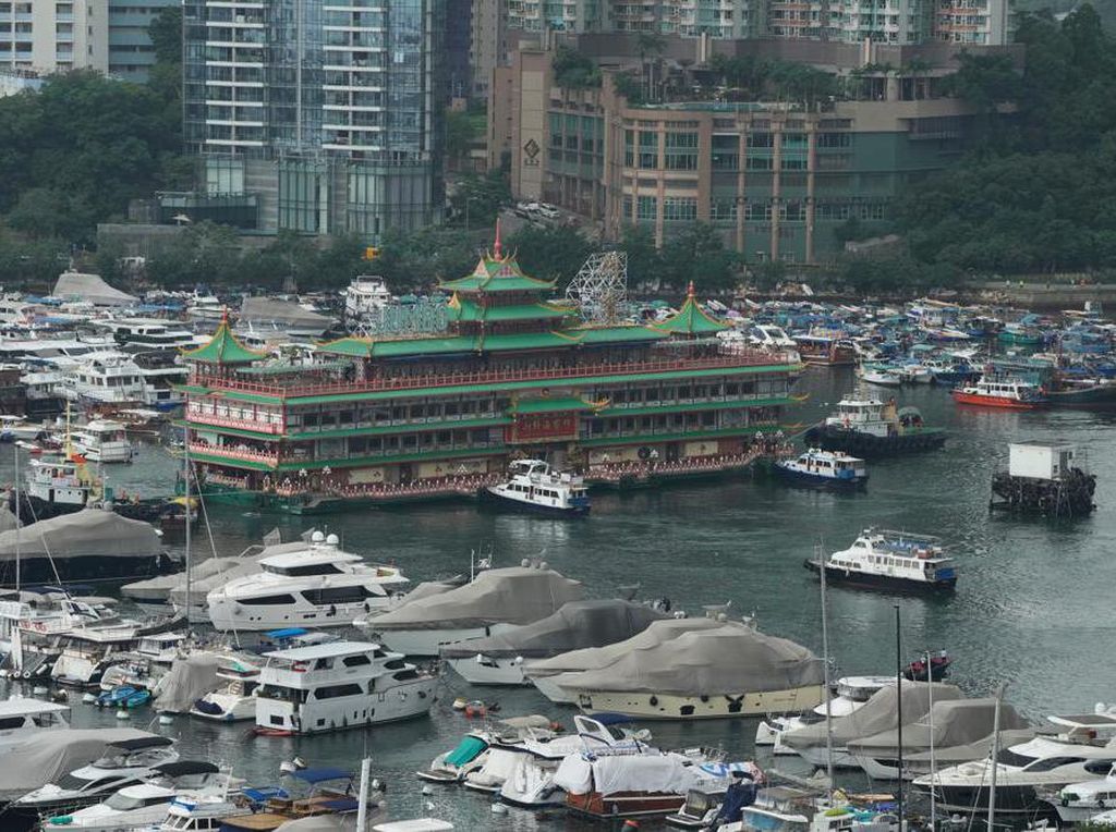 Restoran Apung Raksasa Tenggelam di Laut China Selatan Restoran Apung Raksasa Tenggelam di Laut China Selatan