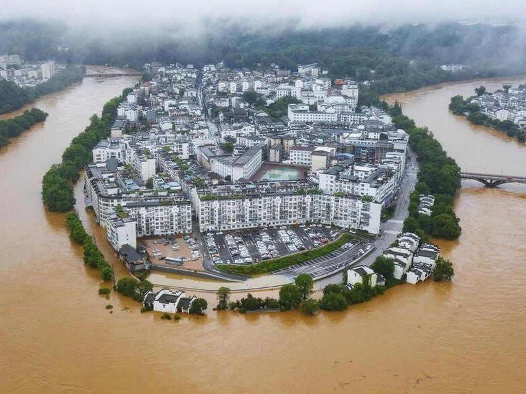 Banjir-Longsor Landa China, Ratusan Ribu Warga Dievakuasi