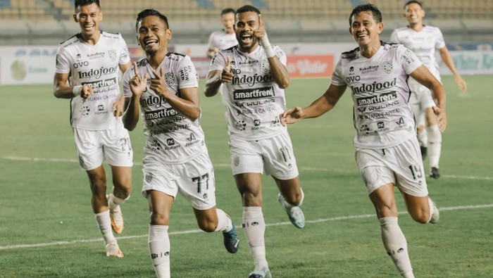 Sejumlah pemain Bali United merayakan kemenangan usai menghadapi Persebaya, Senin (20/6/2022)