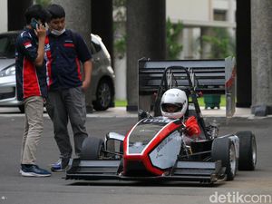 Mobil Balap Listrik Karya Anak UGM Melantai di PEVS 2022