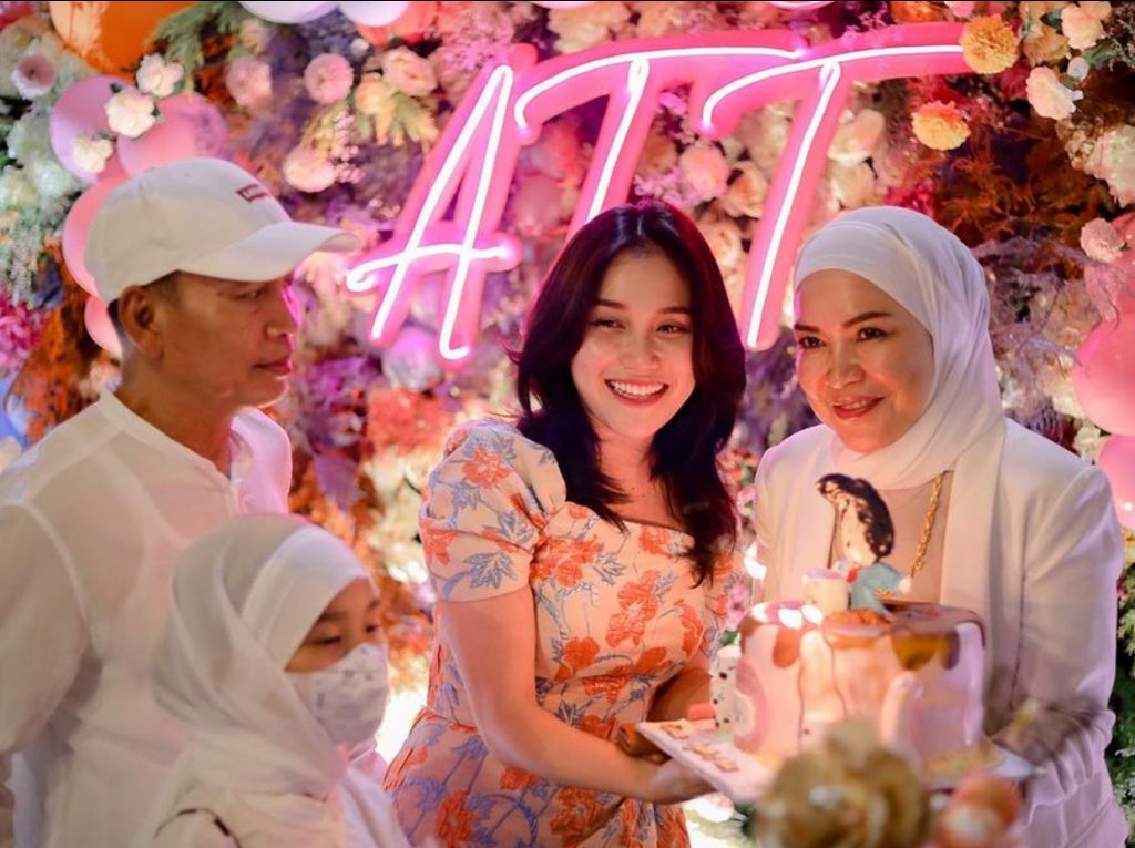 7 Momen Meriah Pesta Ulang Tahun Ayu Ting Ting, Nuansa Serba Pastel 7 Momen Meriah Pesta Ulang Tahun Ayu Ting Ting, Nuansa Serba Pastel