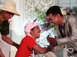 Viral Bocah Ingusan Datang ke Resepsi Pernikahan Teman Viral Bocah Ingusan Datang ke Resepsi Pernikahan Teman
