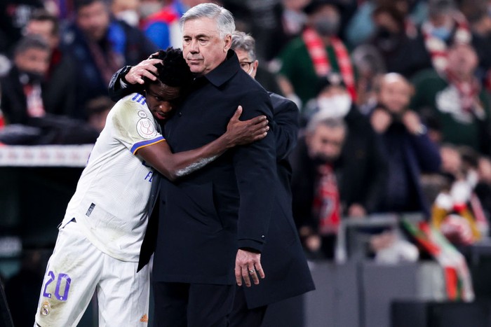 Real Madrids Brazilian forward Vinicius Junior (L) celebrates with Real Madrids Italian coach Carlo Ancelotti after scoring a goal during the Spanish league football match between Real Madrid CF and Deportivo Alaves at the Santiago Bernabeu stadium in Madrid on February 19, 2022. (Photo by OSCAR DEL POZO / AFP) (Photo by OSCAR DEL POZO/AFP via Getty Images)