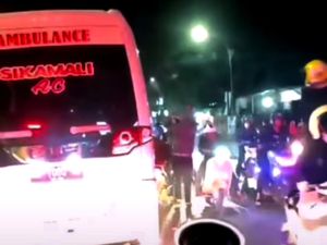 Pengantar Jenazah Bentrok dengan Warga di Makassar, Bawa-bawa Busur Panah Pengantar Jenazah Bentrok dengan Warga di Makassar, Bawa-bawa Busur Panah