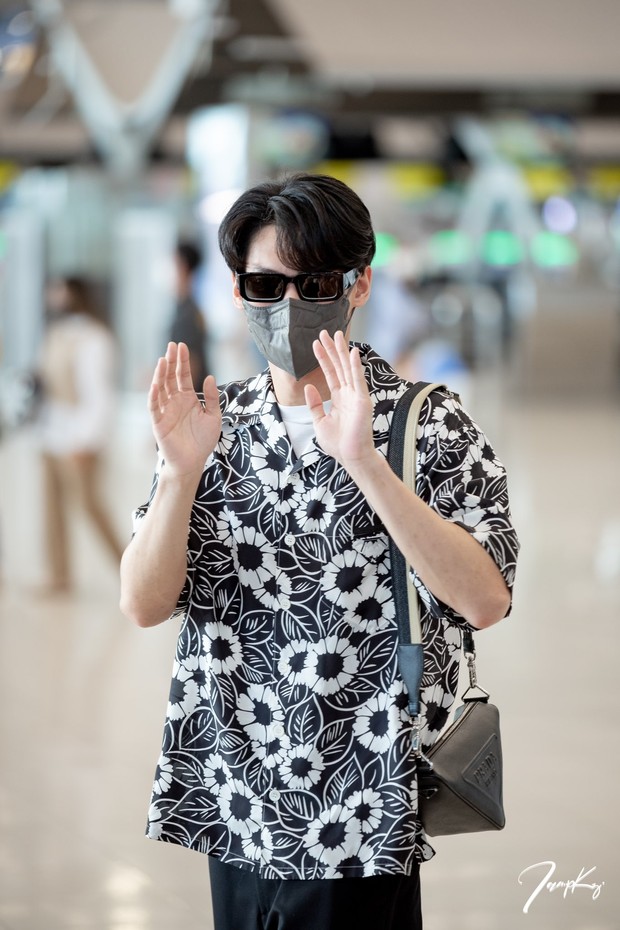 Win Metawin di bandara Suvarnabhumi, Bangkok, Thailand menuju ke Milan, Italia (17/06/2022)