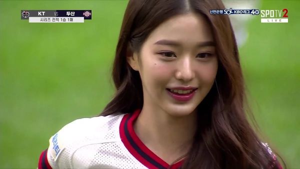 7 Foto Wonyoung IVE yang Kecantikannya Viral Bikin Takjub Saat Buka Masker