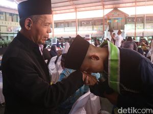 Kisah Haru Dosen Undip Gendong Anaknya yang Hafal Al-Quran 30 Juz Kisah Haru Dosen Undip Gendong Anaknya yang Hafal Al-Quran 30 Juz