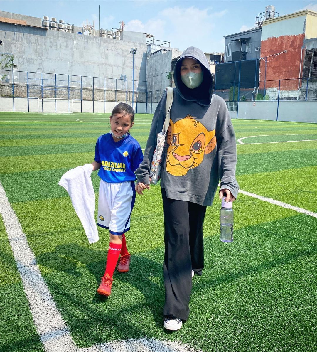Zaskia Adya Mecca dukung sang putri bermain sepak bola