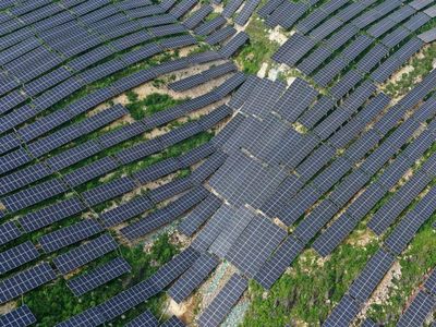 Astetik Banget, Saat Panel Surya Tutupi Perbukitan di Desa Ini