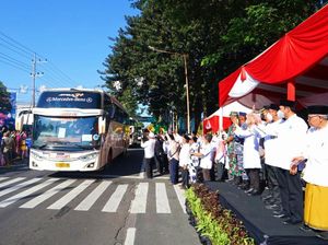 444 Jemaah Haji Asal Banyuwangi Diberangkatkan ke Surabaya 444 Jemaah Haji Asal Banyuwangi Diberangkatkan ke Surabaya