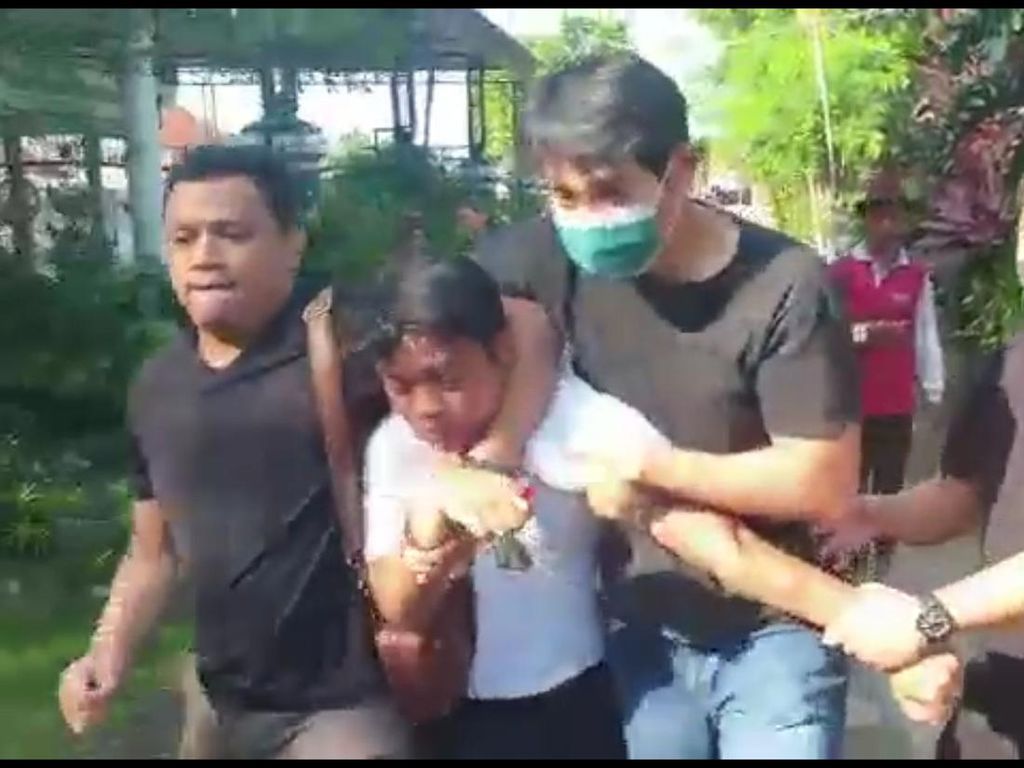 Kejagung Tangkap PNS Buron Kasus Korupsi Rp 9,2 M di Tulungagung Kejagung Tangkap PNS Buron Kasus Korupsi Rp 9,2 M di Tulungagung