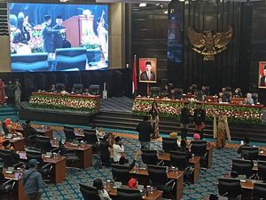 Akrab! Anies-Prasetyo Edi Joget Bareng Diiringi Lagu Batak di HUT Jakarta