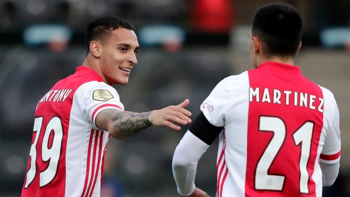 VENLO, NETHERLANDS - OCTOBER 24: Antony of Ajax, Lisandro Martinez of Ajax  during the Dutch Eredivisie  match between VVVvVenlo - Ajax at the Seacon Stadium - De Koel on October 24, 2020 in Venlo Netherlands (Photo by Angelo Blankespoor/Soccrates/Getty Images)