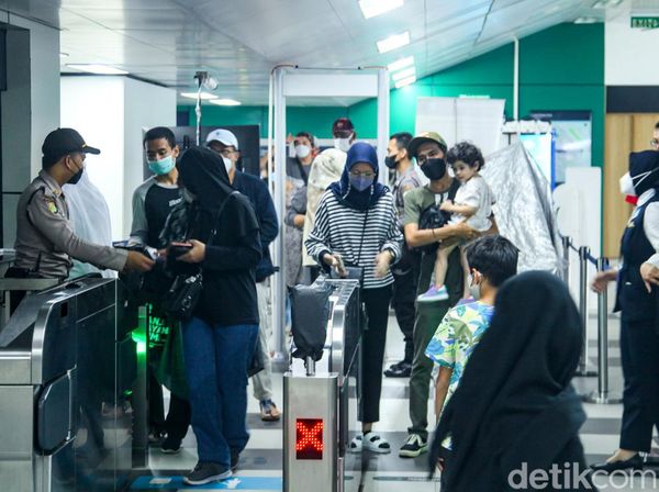 Antusias Warga Naik TransJakarta-MRT Gratis Saat HUT DKI