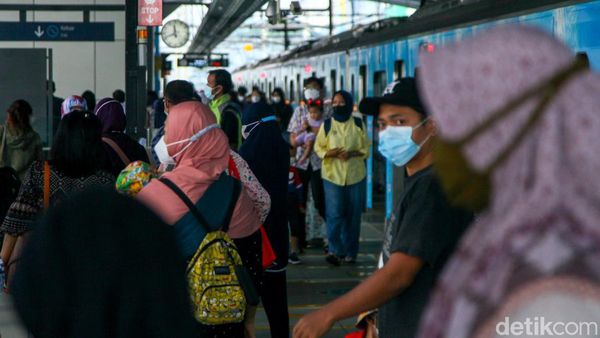 Before-After Gaya Antre Penumpang MRT Jakarta Dalam 4 Tahun Operasi