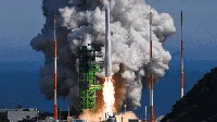 Sorak-sorai Warga Korsel Lihat Roket Luar Angkasanya Sampai Orbit