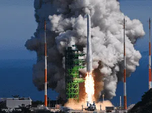 Sorak-sorai Warga Korsel Lihat Roket Luar Angkasanya Sampai Orbit Sorak-sorai Warga Korsel Lihat Roket Luar Angkasanya Sampai Orbit