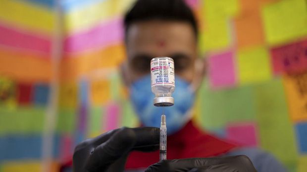 Dr. Mayank Amin draws the Moderna coronavirus disease (COVID-19) vaccine to be given to children under 5-years, at Skippack Pharmacy in Schwenksville, Pennsylvania, U.S., June 20, 2022.  REUTERS/Hannah Beier