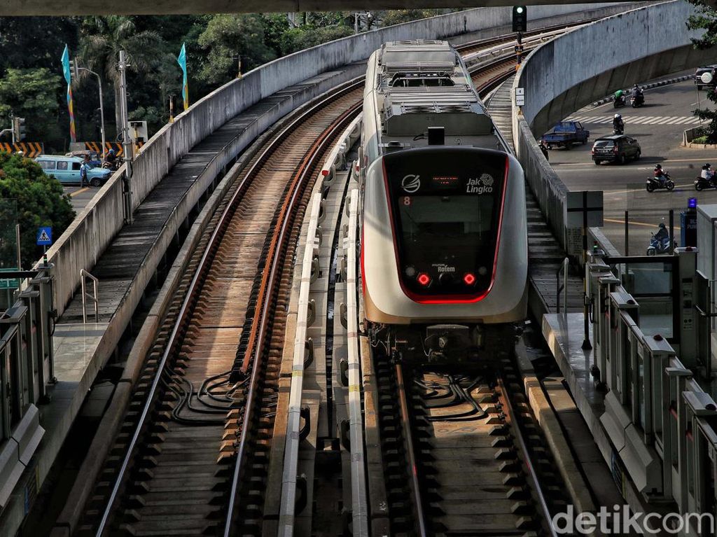 Sini Adu Nyali Lari-larian Dikejar Zombie di LRT Jakarta