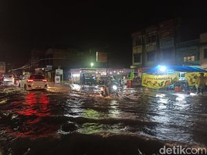 Sejumlah Jalan di Medan Terendam Banjir usai Diguyur Hujan Deras Sejumlah Jalan di Medan Terendam Banjir usai Diguyur Hujan Deras