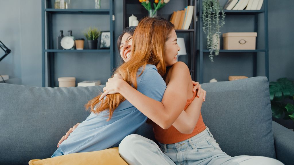 Merahasiakan kondisi teman atau orang terdekat dengan baik sebagai bentuk dukungan.