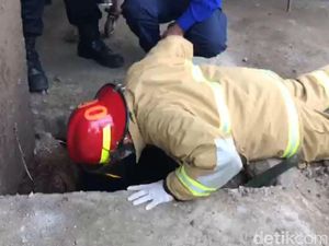 Damkar Trenggalek Jebol Tutup Cor Demi Ambil Kunci Motor Jatuh di Selokan