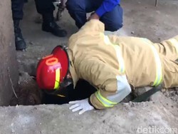 Damkar Trenggalek Jebol Tutup Cor Demi Ambil Kunci Motor Jatuh di Selokan