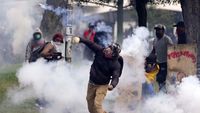 Demo BBM di Ekuador Rusuh, Batu dan Gas Air Mata Beterbangan