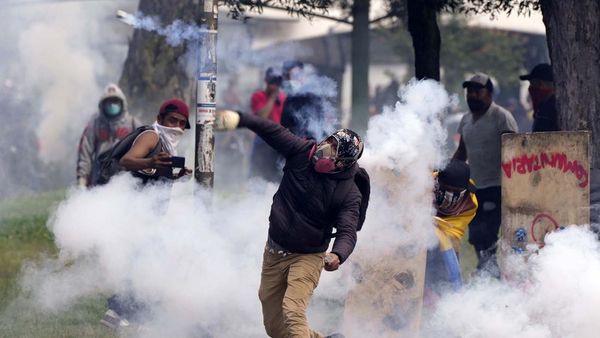 Demo BBM di Ekuador Rusuh, Batu dan Gas Air Mata Beterbangan