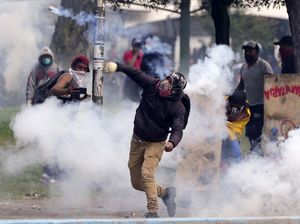 Demo BBM di Ekuador Rusuh, Batu dan Gas Air Mata Beterbangan