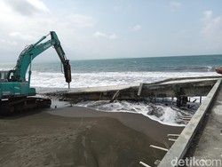 Dermaga PPI Batukaras Dibongkar Usai Amblas Dihantam Ombak