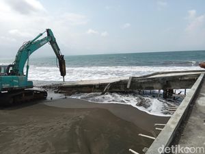 Dermaga PPI Batukaras Dibongkar Usai Amblas Dihantam Ombak Dermaga PPI Batukaras Dibongkar Usai Amblas Dihantam Ombak